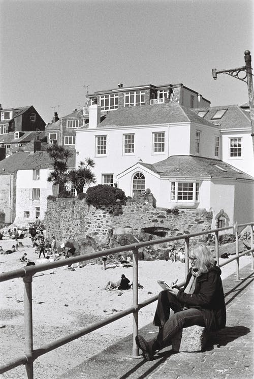 有关單色, 坐, 垂直拍摄的免费素材图片