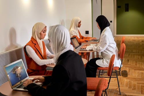 有关內容, 坐, 多色的的免费素材图片