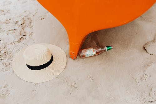 有关凉帽, 啤酒, 啤酒瓶的免费素材图片