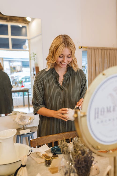 有关垂直的, 女人, 室內的免费素材图片