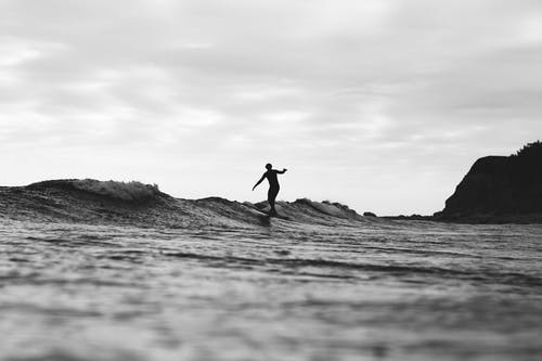 人骑冲浪板的剪影 · 免费素材图片