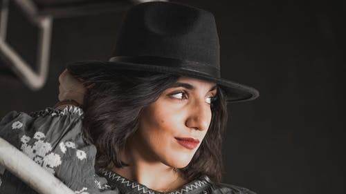 有关侧身看, 垂直拍摄, 女人的免费素材图片