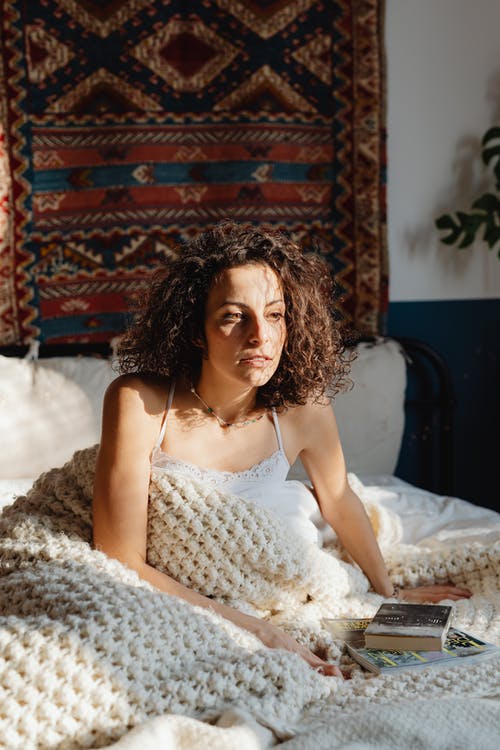 有关坐, 垂直拍摄, 女人的免费素材图片