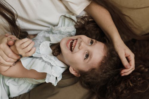 躺在床上的白裙子的女孩 · 免费素材图片