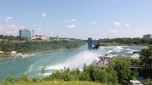 看着尼亚加拉大瀑布的游客 · 免费素材视频