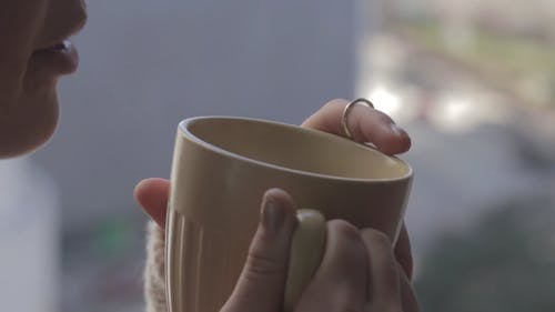 女人喝咖啡和与她的男朋友交谈 · 免费素材视频