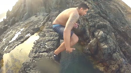 跳入水中 · 免费素材视频