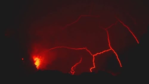 熔岩从火山的火山口喷发 · 免费素材视频