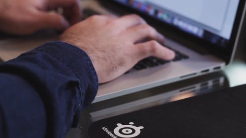 快速打字的人 · 免费素材视频