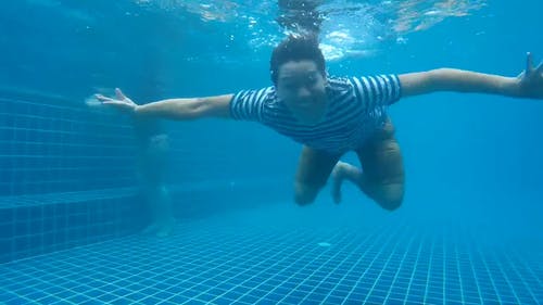 男子游泳录像 · 免费素材视频