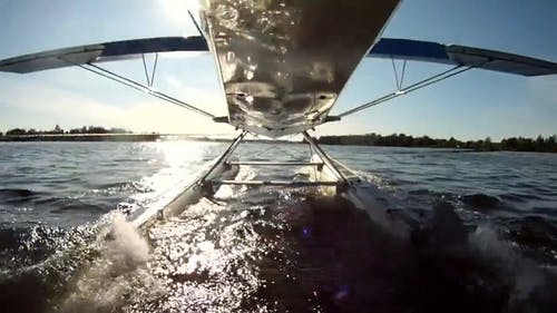 水上飞机在水上起飞 · 免费素材视频