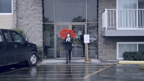 伞走的女人 · 免费素材视频