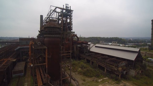 废弃的工厂的空中射击 · 免费素材视频