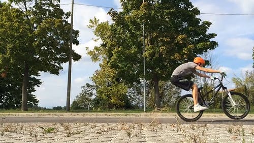 骑自行车的人做特技 · 免费素材视频