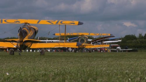两架黄色双翼飞机的航展展览 · 免费素材视频