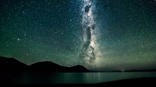 银河系在晚上发光 · 免费素材视频