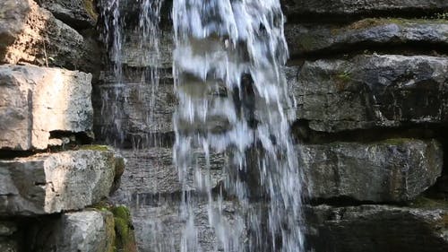 从岩石流水 · 免费素材视频