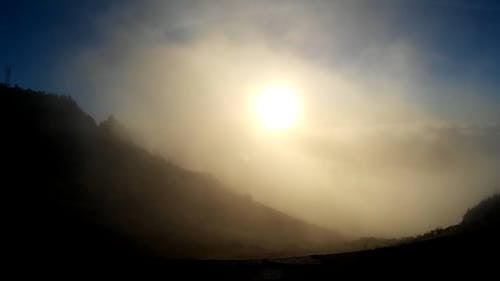 清晨日出和浓雾 · 免费素材视频