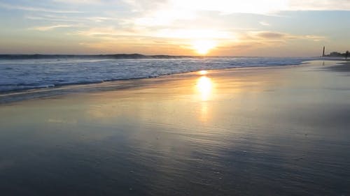 在日落海滩浪花视频 · 免费素材视频