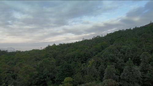 空中射击的山和城市 · 免费素材视频