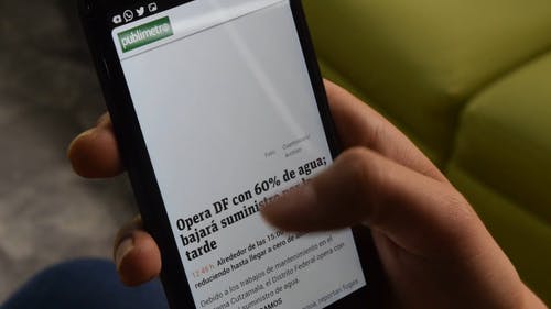在lenovo智能手机上阅读新闻 · 免费素材视频