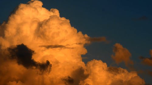 云在日落期间的延时视频 · 免费素材视频