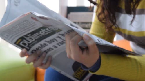 女人读报纸 · 免费素材视频