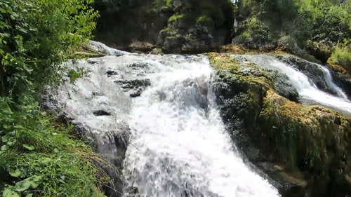 瀑布和水溅 · 免费素材视频