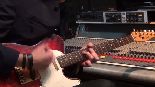 弹吉他的人 · 免费素材视频