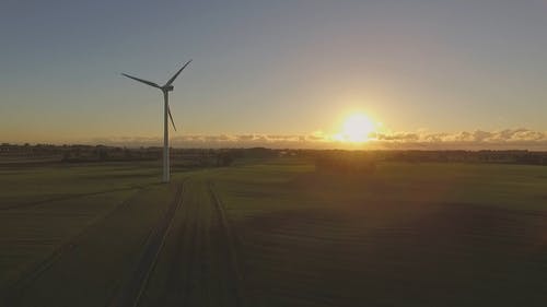 风力涡轮机在日出时的现场 · 免费素材视频