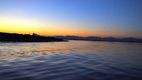 日落时海洋上空的蓝天 · 免费素材视频