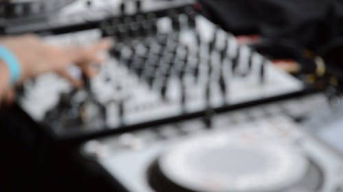 播放音乐的人 · 免费素材视频