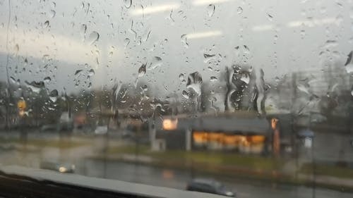 汽车在下雨天的延时视频 · 免费素材视频