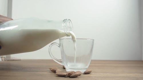倒牛奶 · 免费素材视频