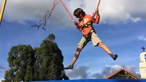 孩子在蹦床上跳跃 · 免费素材视频