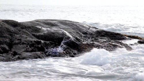 海浪在一块岩石上 · 免费素材视频