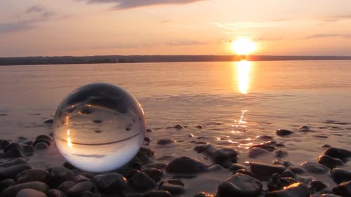 岸边的玻璃球 · 免费素材视频
