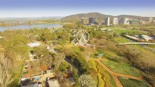 空中射击的摩天轮在城市 · 免费素材视频