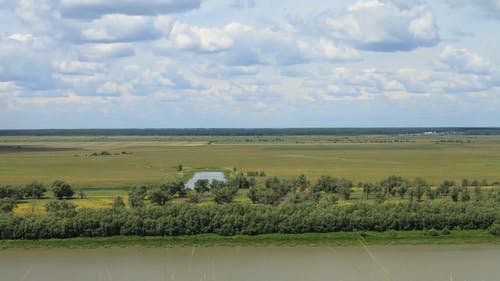时间流逝的绿色的田野和湖泊视频 · 免费素材视频
