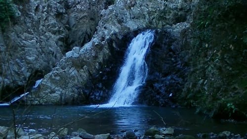 大自然的瀑布镜头 · 免费素材视频