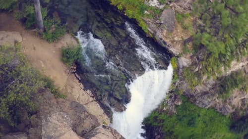 瀑布的高角度视图 · 免费素材视频
