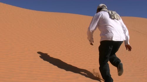 赛车到沙丘的顶部 · 免费素材视频