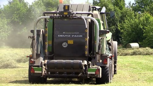 干草捆拖拉机 · 免费素材视频