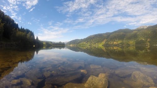 时间流逝视频的云在河上 · 免费素材视频