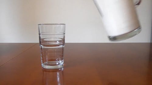牛奶倒在玻璃中的视频 · 免费素材视频