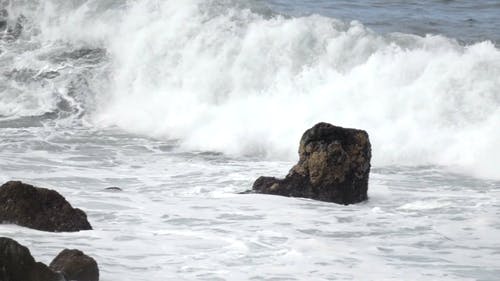 海浪冲过岩石 · 免费素材视频