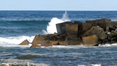 海浪冲撞大石头 · 免费素材视频