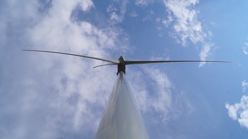 低角度拍摄的风力涡轮机 · 免费素材视频