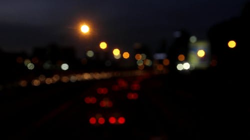 夜间汽车的视频模糊 · 免费素材视频