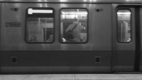 列车走行的黑白视频 · 免费素材视频